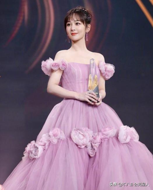 女星紧身礼服造型翻车_红毯紧身礼服尴尬造型案例_女明星紧身裤图